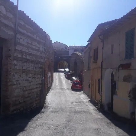 Nel Centro Storico Di Fabriano/apartment In The Historic Center Of *